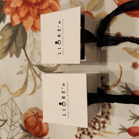 Liore'e Pearl w/Initial Pacifier - Picture 4 of 9